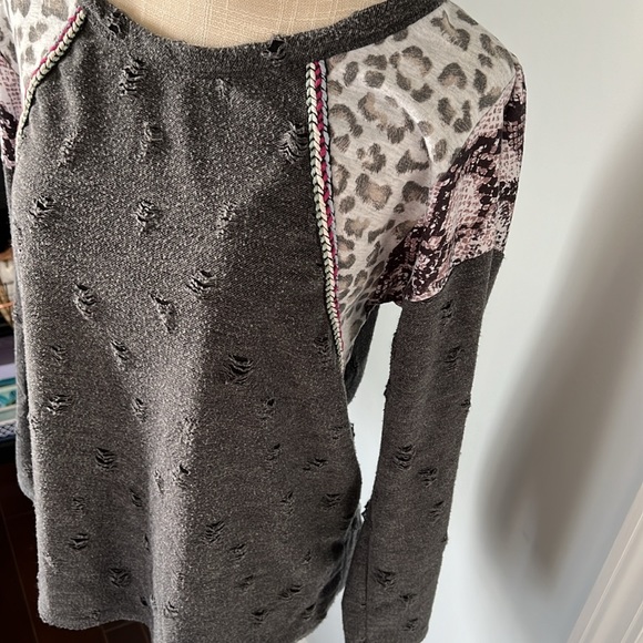 BiBi distressed sweatshirt with animal print, size S - Picture 4 of 9